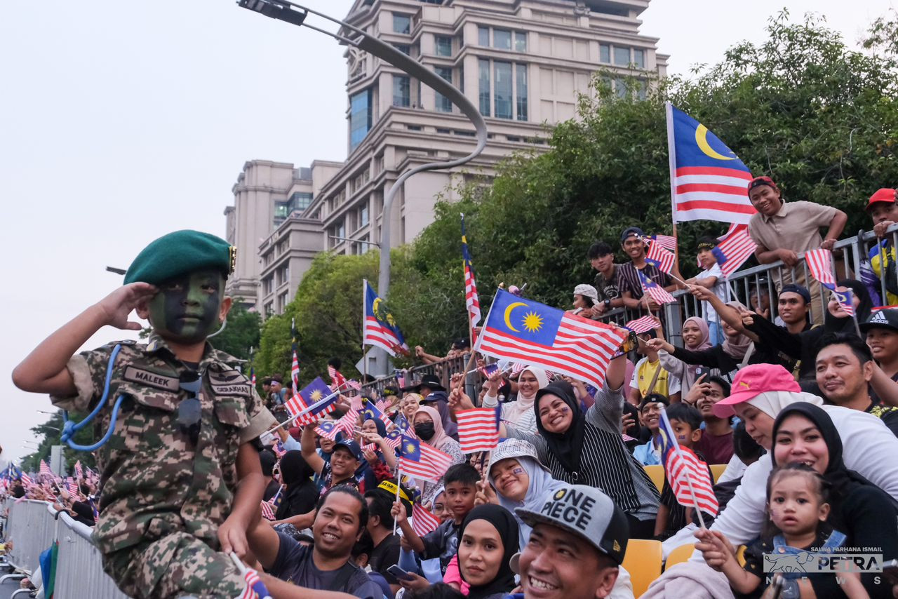 Anak kecil ini antara yang memeriahkan sambutan Hari Kebangsaan di Putrajaya - gambar Salwa Farhana Ismail