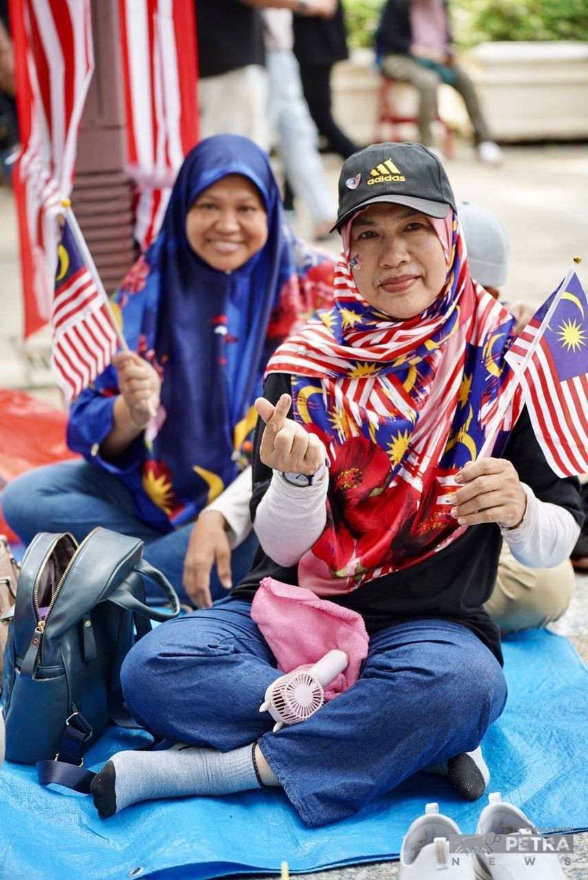Antara pengunjung yang datang sedari awal bagi menyaksikan sambutan Hari Kebangsaan - gambar Syadila Amari