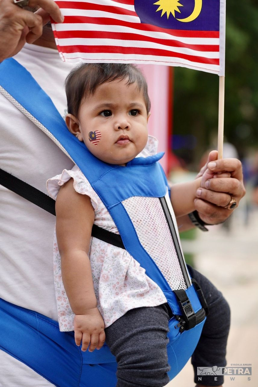 Bayi comel ini kekal tenang dalam dukungan di sambutan Hari Kebangsaan - gambar Syadila Amari