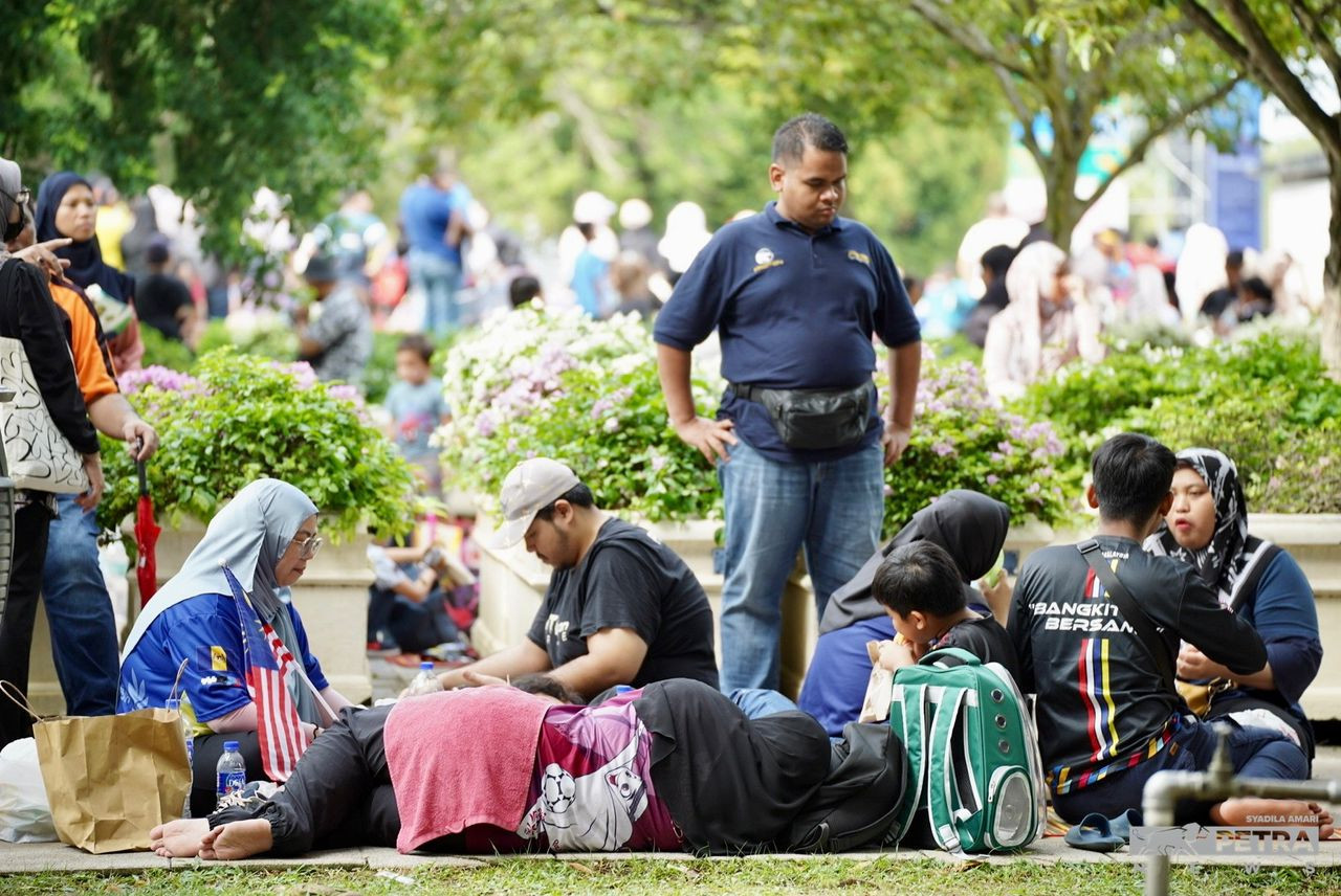 Antara keluarga yang mengambil kesempatan berkelah bagi menghadiri sambutan Hari Kebangsaan di Putrajaya - gambar Syadila Amari