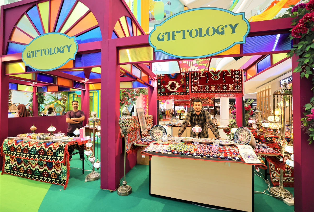 Dapatkan perhiasan bertemakan timur tengah di Giftology bertempat di Meriah Raya Marketplace, Centre Court, Aras 2, Pavilion Bukit Jalil. 