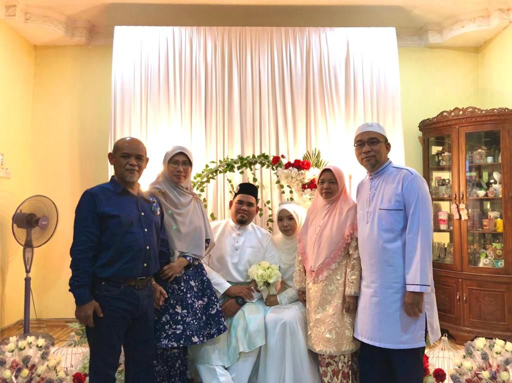 Pengantin bersama ibu bapa masing-masing.