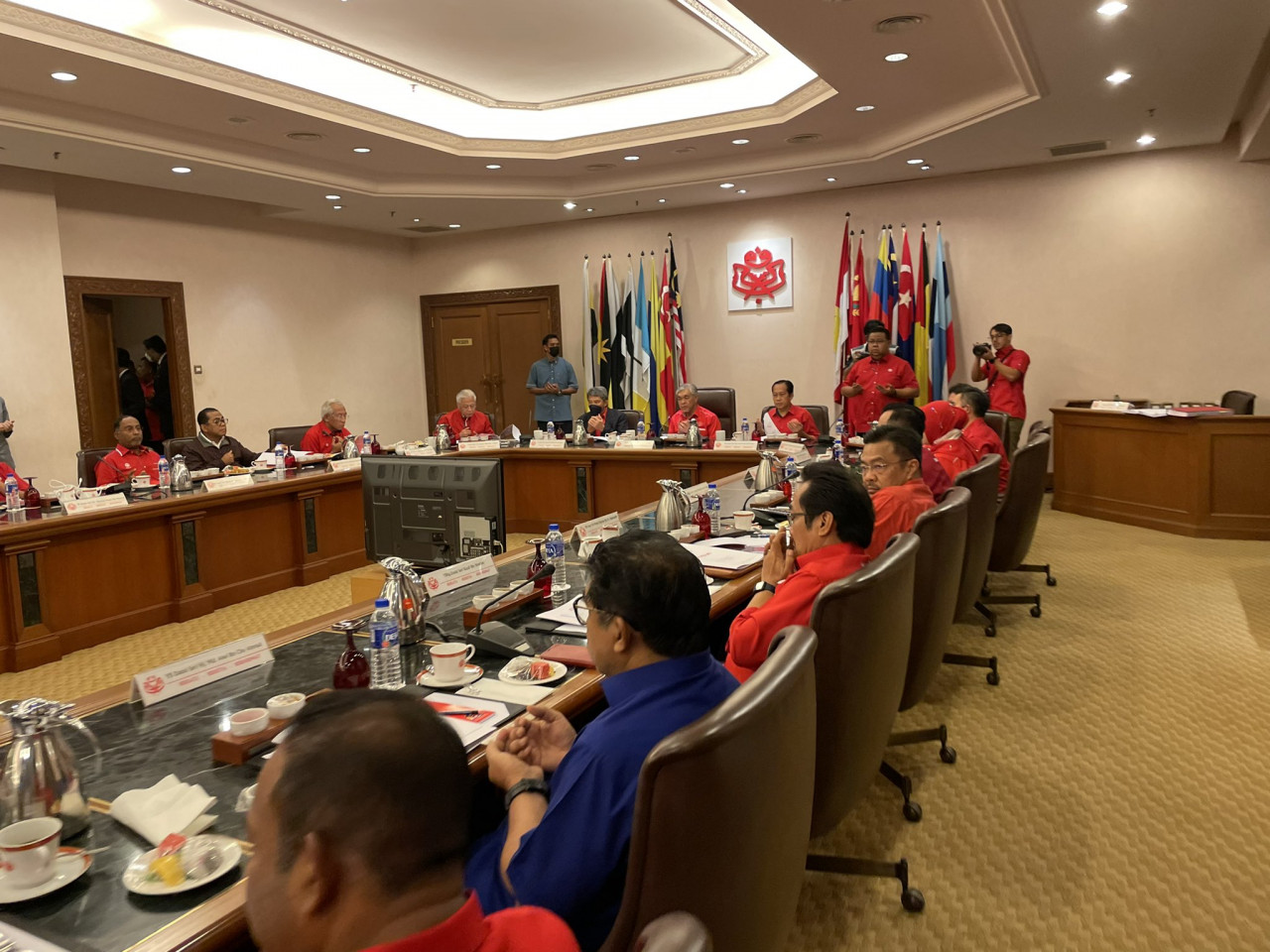 Datuk Seri Bung Moktar Radin berkata mesyuarat itu hanya membincangkan mengenai solidariti pemimpin bagi memperkukuh parti dalam menghadapi PRU-15 - Gambar Twitter Ahmad Maslan