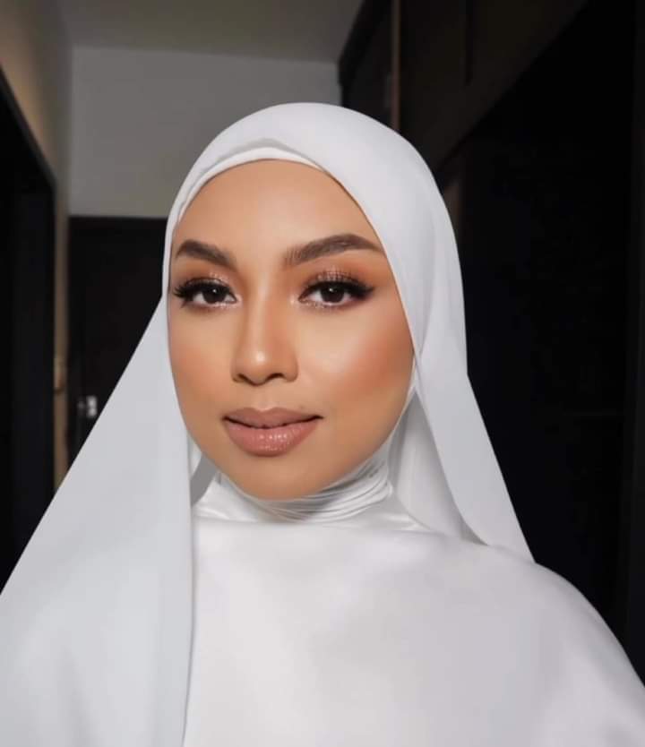 Jarang dilihat mengenakan alat solek, penampilan Mizz Nina benar-benar memukau