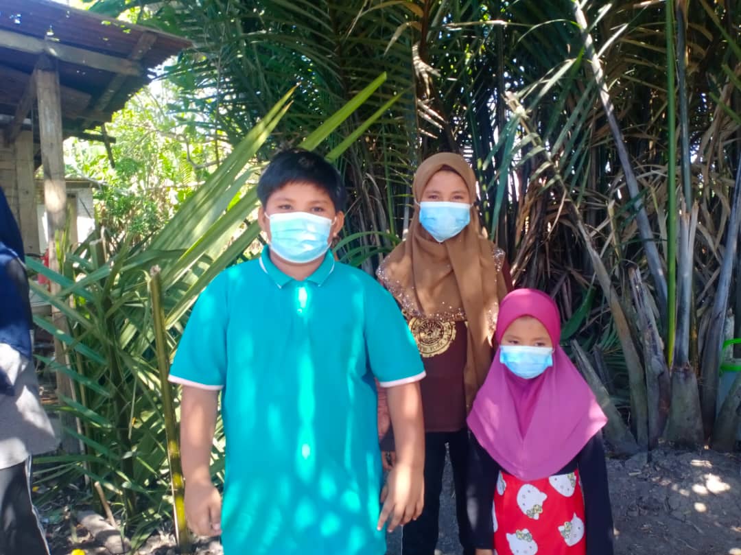 Tiga beradik yang menerima sijil kelahiran mereka hari ini, (dari kiri) Mohamad Sahzrul Danish, 10, Nursyaliza Hisham, 13 dan Nur Eliani Hisham, 7.