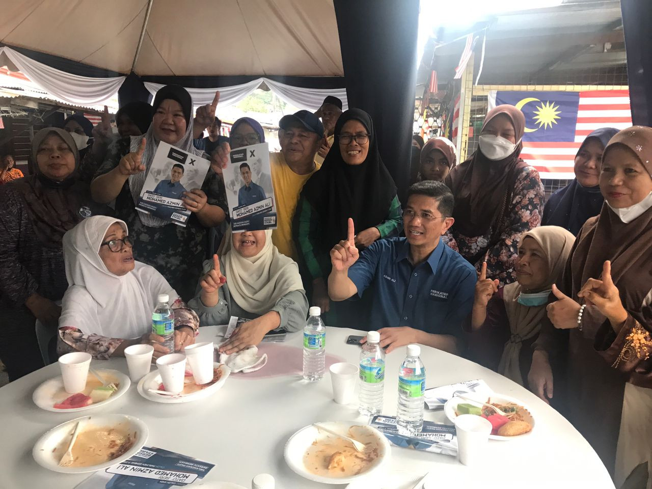 Azmin menegaskan, kepentingan dan pembangunan rakyat tidak seharusnya diganggu oleh ideologi politik