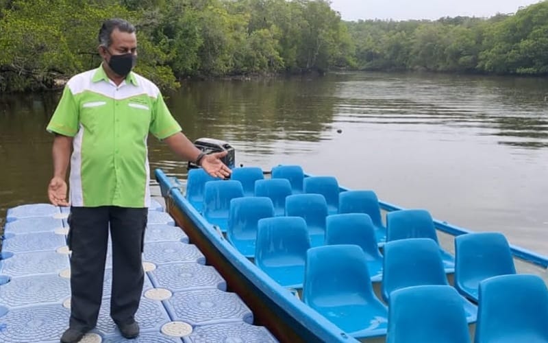 Mohd Hafiz menunjukkan antara bot digunakan bagi membawa pelancong menyusuri Sungai Cherating untuk melihat kelip-kelip.