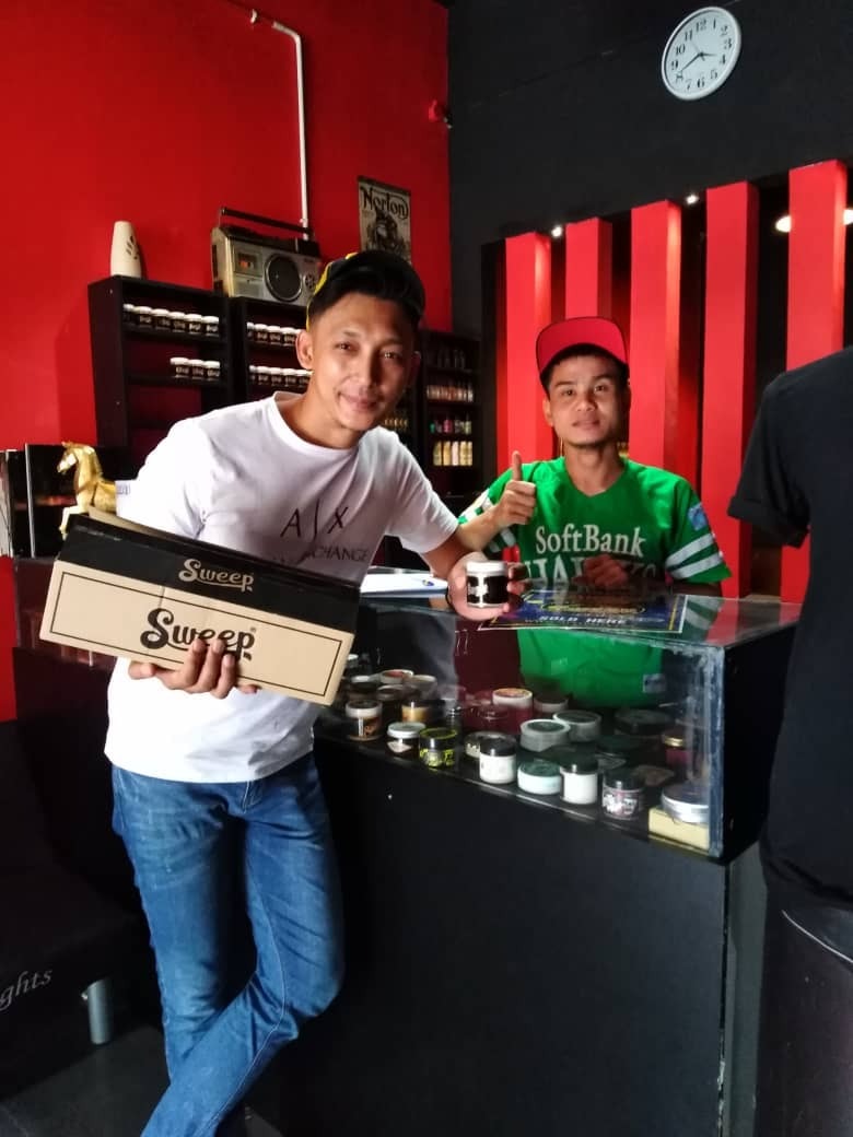 Mohd Nassri Masuruni (kiri) menyambut baik kebenaran pembukaan 11 sektor berkenaan, namun kecewa kerana waktu operasi terlalu singkat bagi peniaga larut malam sepertinya.