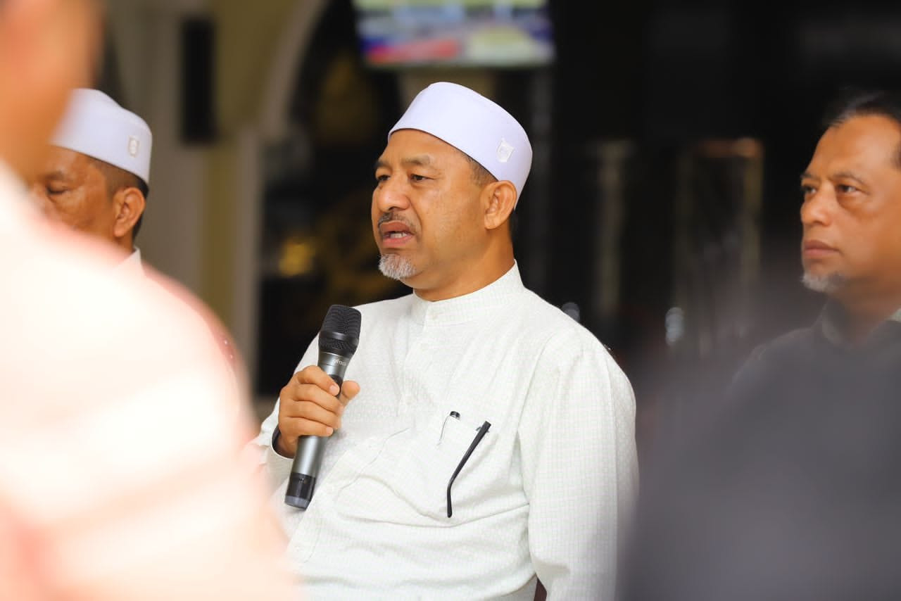 Mohd Nassuruddin Daud (kanan) beberapa hari lalu mengingatkan PH dan BN agar tidak ‘cepat koyak’ atau melatah dalam berpolitik - gambar Facebook