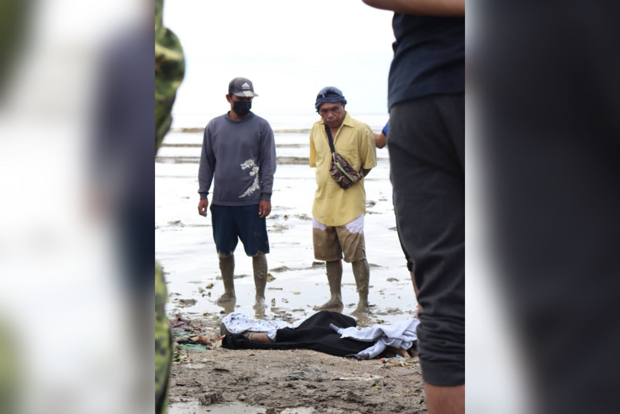 Muhaimin Balayan (kanan) melihat jasad anak bongsunya Jaidi.