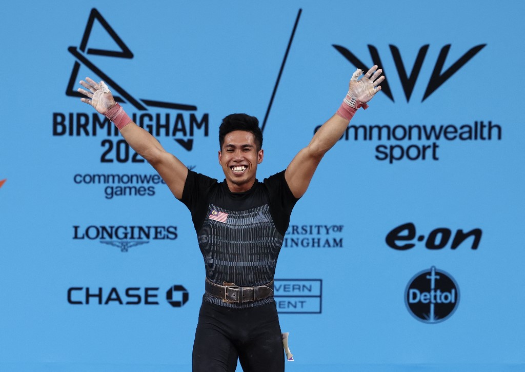 Muhamad Aznil Bidin meraikan kemenangan memperolehi pingat emas kedua negara. - Gambar AFP