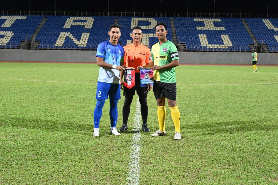 Muhammad Faris (kiri) ketika satu perlawanan bola sepak