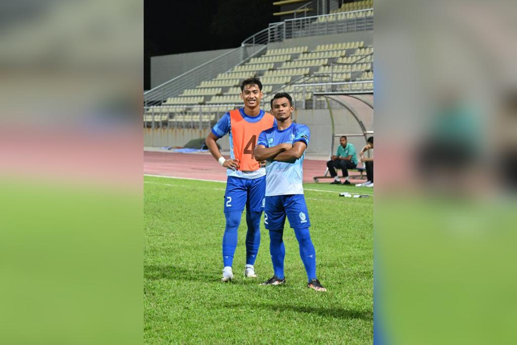 Muhammad Faris (kiri) bersama rakan pasukan.