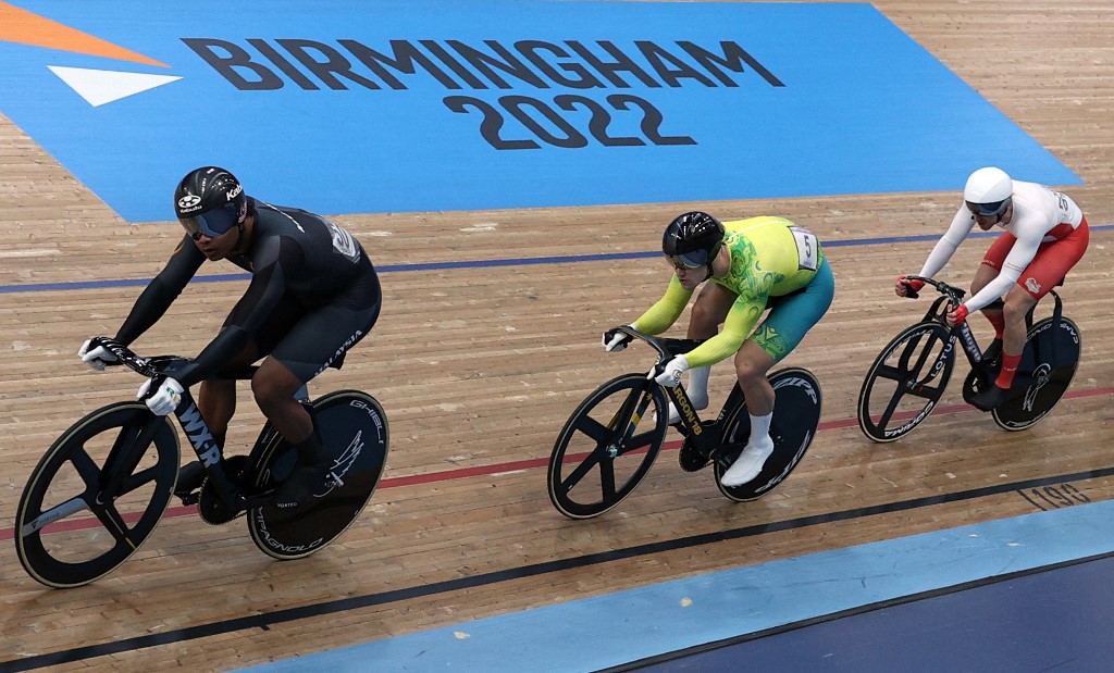Muhammad Shah Firdaus (depan) bersaing dalam pusingan kedua acara keirin. - Gambar AFP