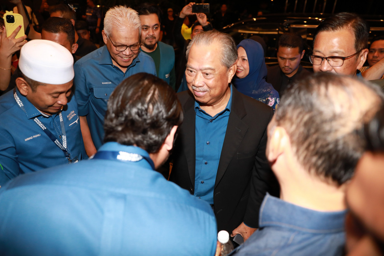 Pegerusi PN, Tan Sri Muhyiddin Yassin tersenyum ketika hadir di Shah Alam, awal pagi tadi - gambar Syadila Amari