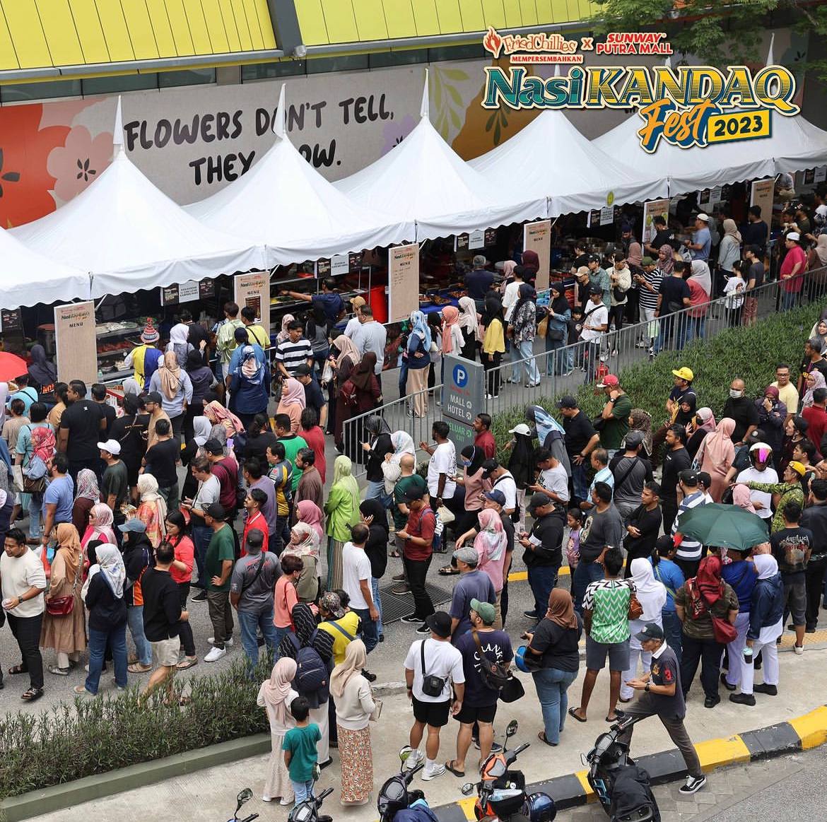 Suasana pengunjung beratur di perkarangan Sunway Putra Mall untuk mendapatkan nasi kandar