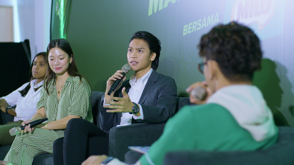Pelakon popular Nadhir Nasar (tengah) antara yang hadir.