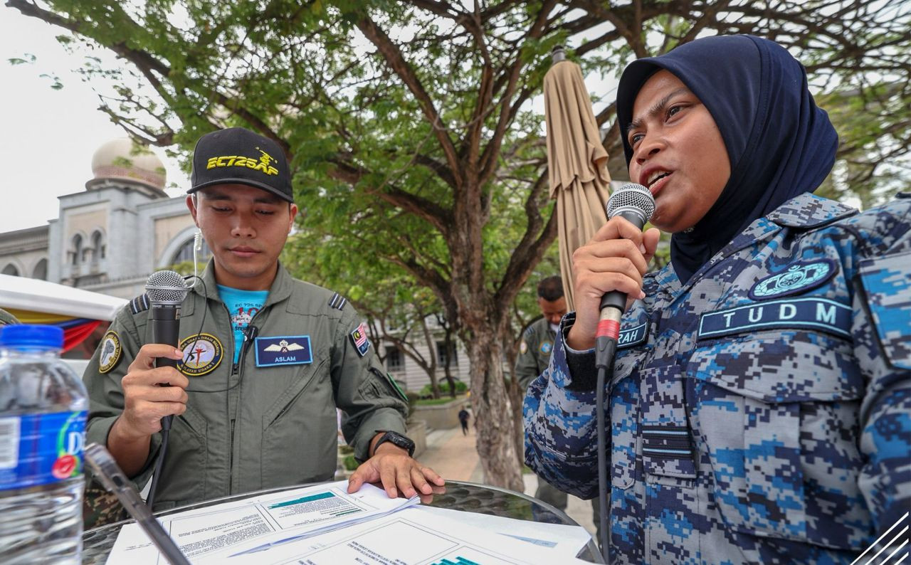 Pegawai Tentera Udara Diraja Malaysia (TUDM) Kapt Nur Nadhirah Nazri, 29, bersama Kapt Aslam Hairi Abdul Rashid, 33, semasa menyampaikan komentar persembahan udara raptai sambutan Hari Kebangsaan 2023 semalam. - gambar BERNAMA
