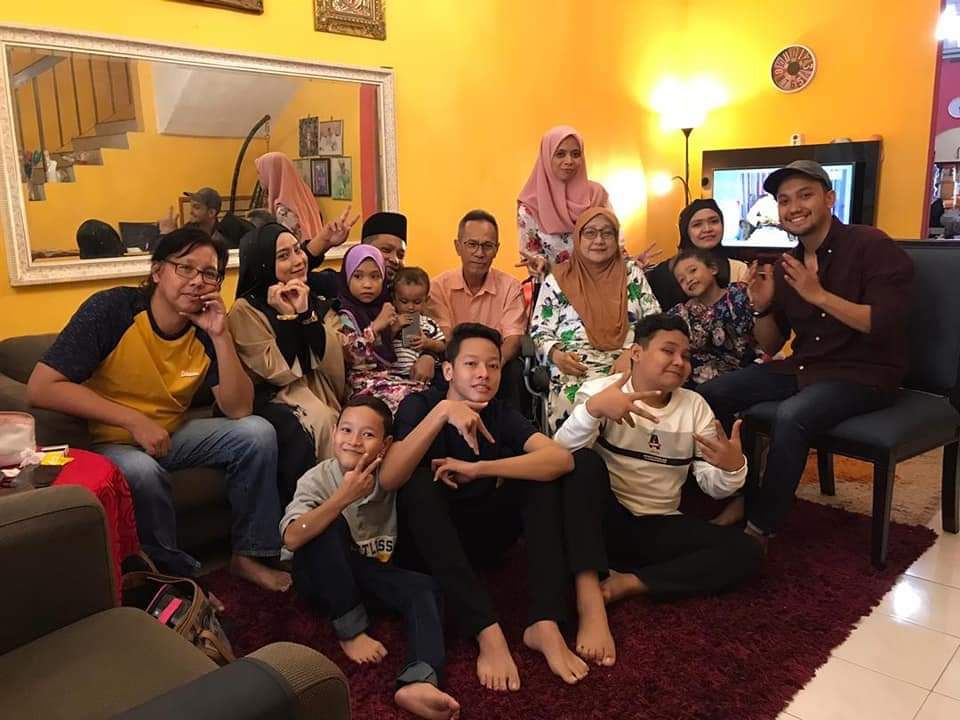 Jaja bersama keluarga besarnya.