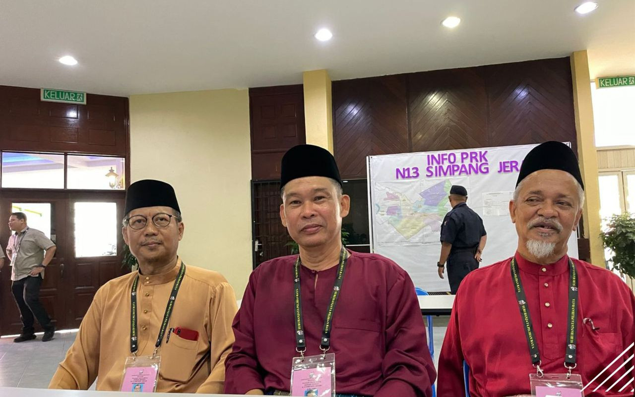 Nazri Abdul Rahman (tengah) di dalam Pusat Penamaan Calon - gambar BERNAMA