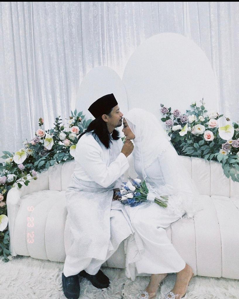 Noh mengucup dahi isterinya sebaik sah diijabkabul