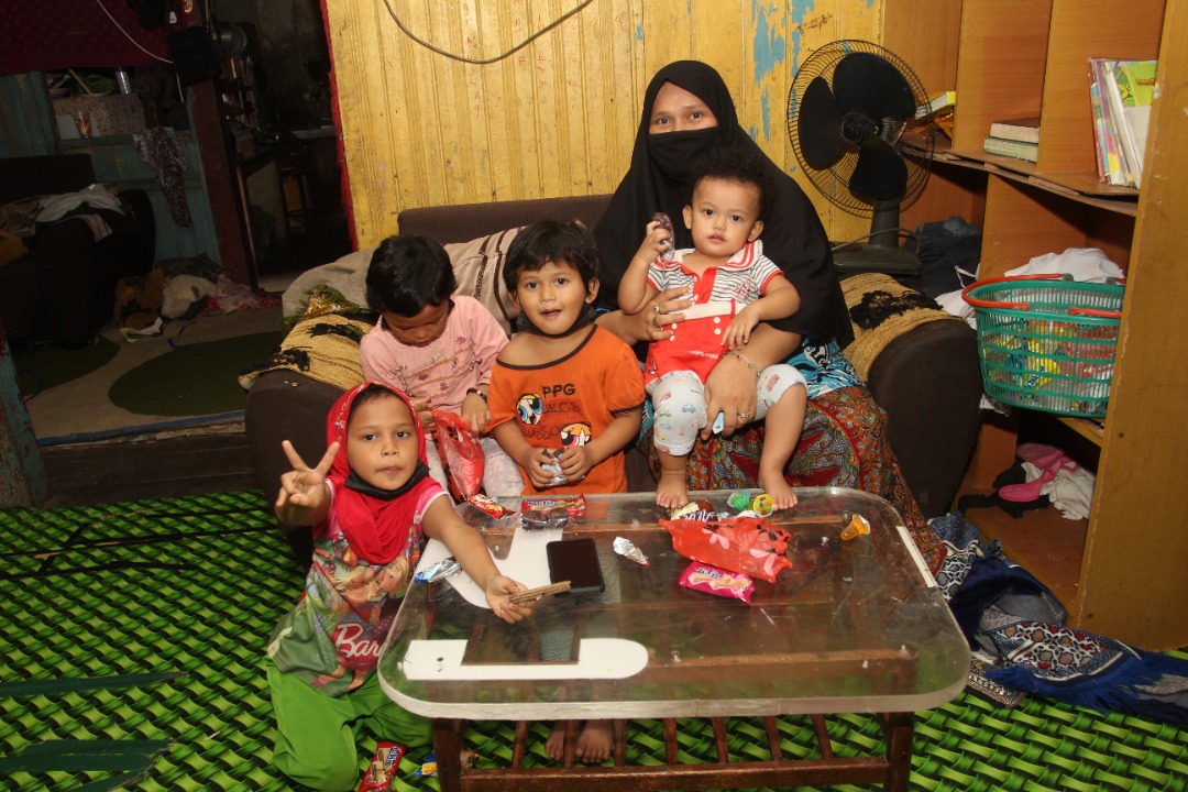 Nora Maslina bersama anak-anaknya.