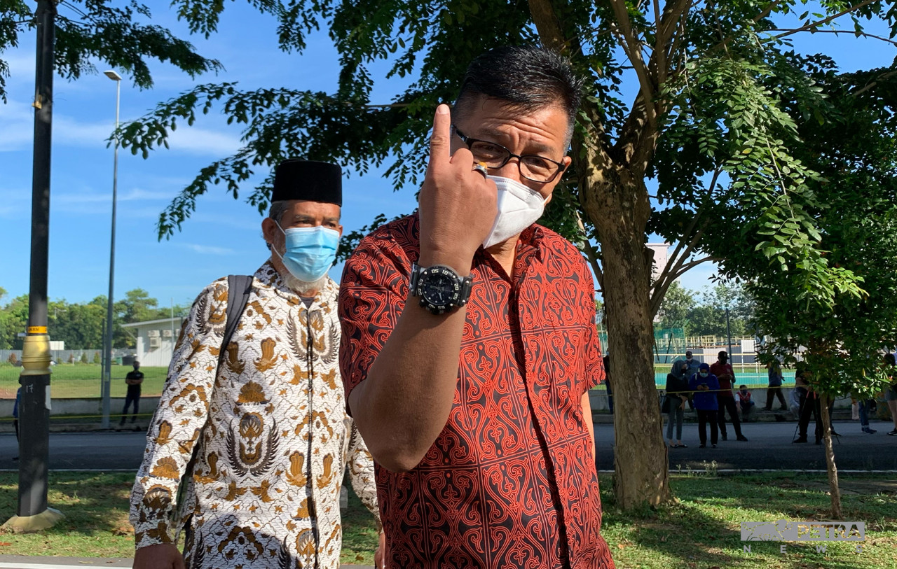 Datuk Norhizam Hassan Baktee mengumumkan bertanding sebagai calon Bebas pada PRN Melaka. - Gambar Amar Mohsen
