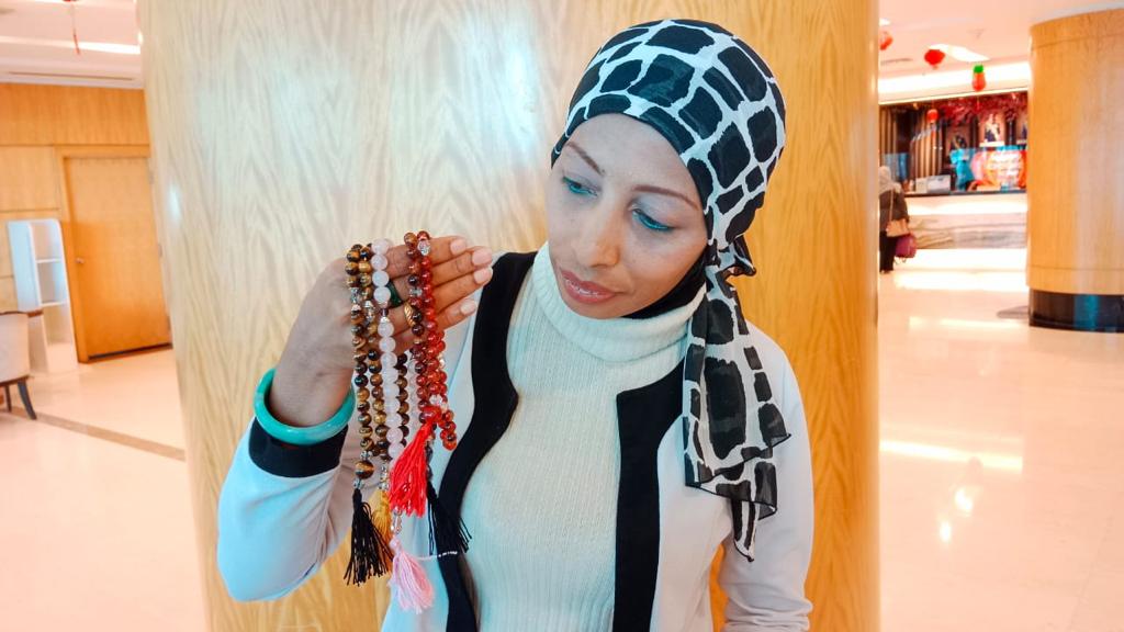 Norizan menunjukkan produk baharunya iaitu tasbih yang dibuat menggunakan koleksi batu-batunya.