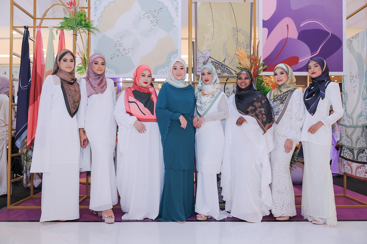 Nur Diyana Afiqah wakil Ayuwan dengan model