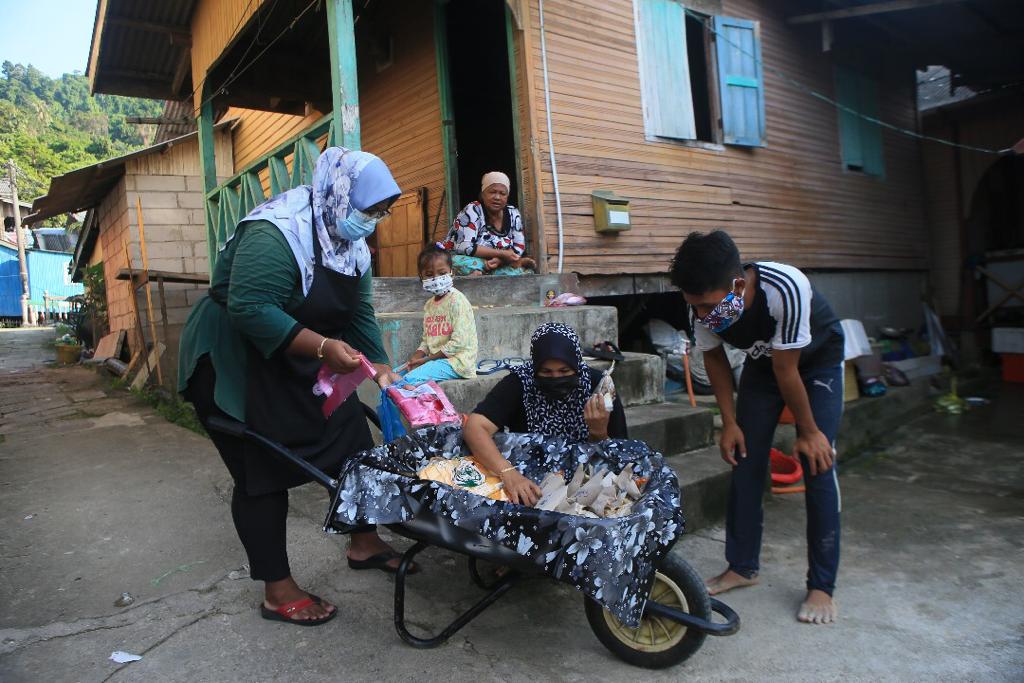 Nur Kamira, yang menghidap asma, akan ambil masa dua jam sebab saya akan pergi semua rumah yang ada di kampungnya.