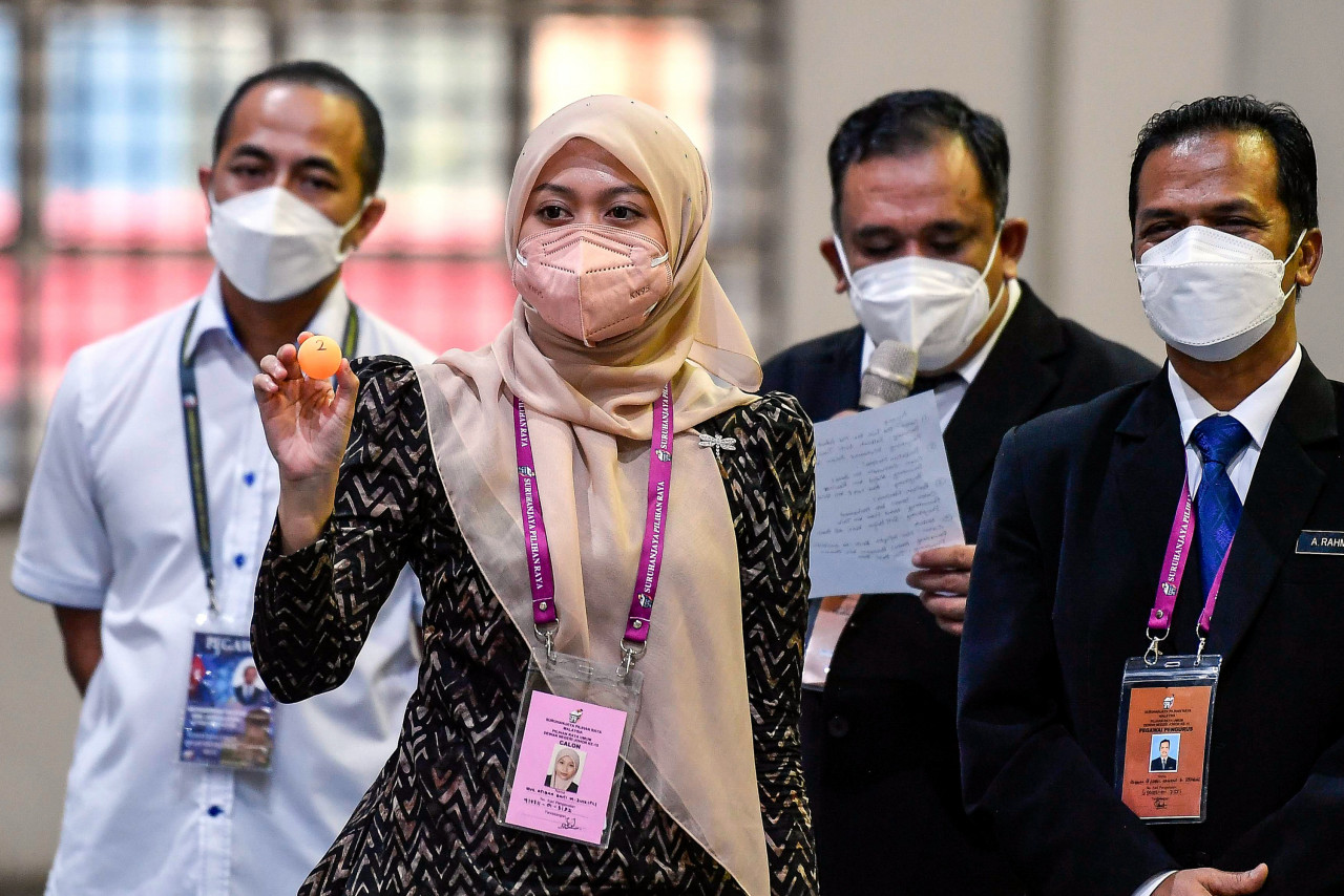 Nurafiqah M Zulkifli dari MUDA bertanding di DUN Bukit Kepong
