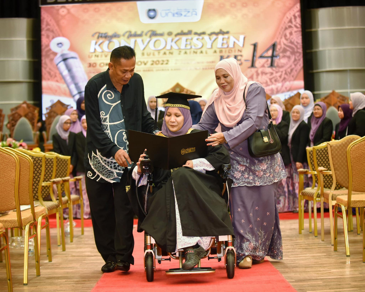 Nurmelissa bersama bapa dan ibunya selepas menerima Ijazah Sarjana Muda di Majlis Idul Ilmi Konvokesyen UniSZA Kali Ke-14. - Gambar dari Facebook UniSZA