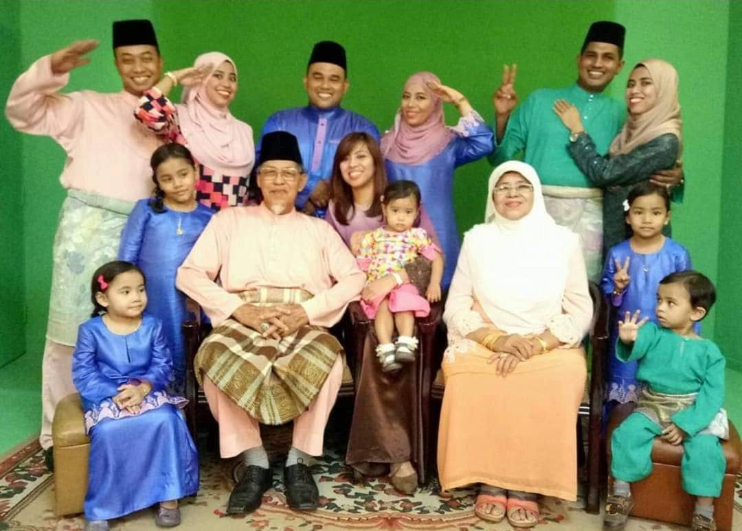 Ekin bersama keluarganya.