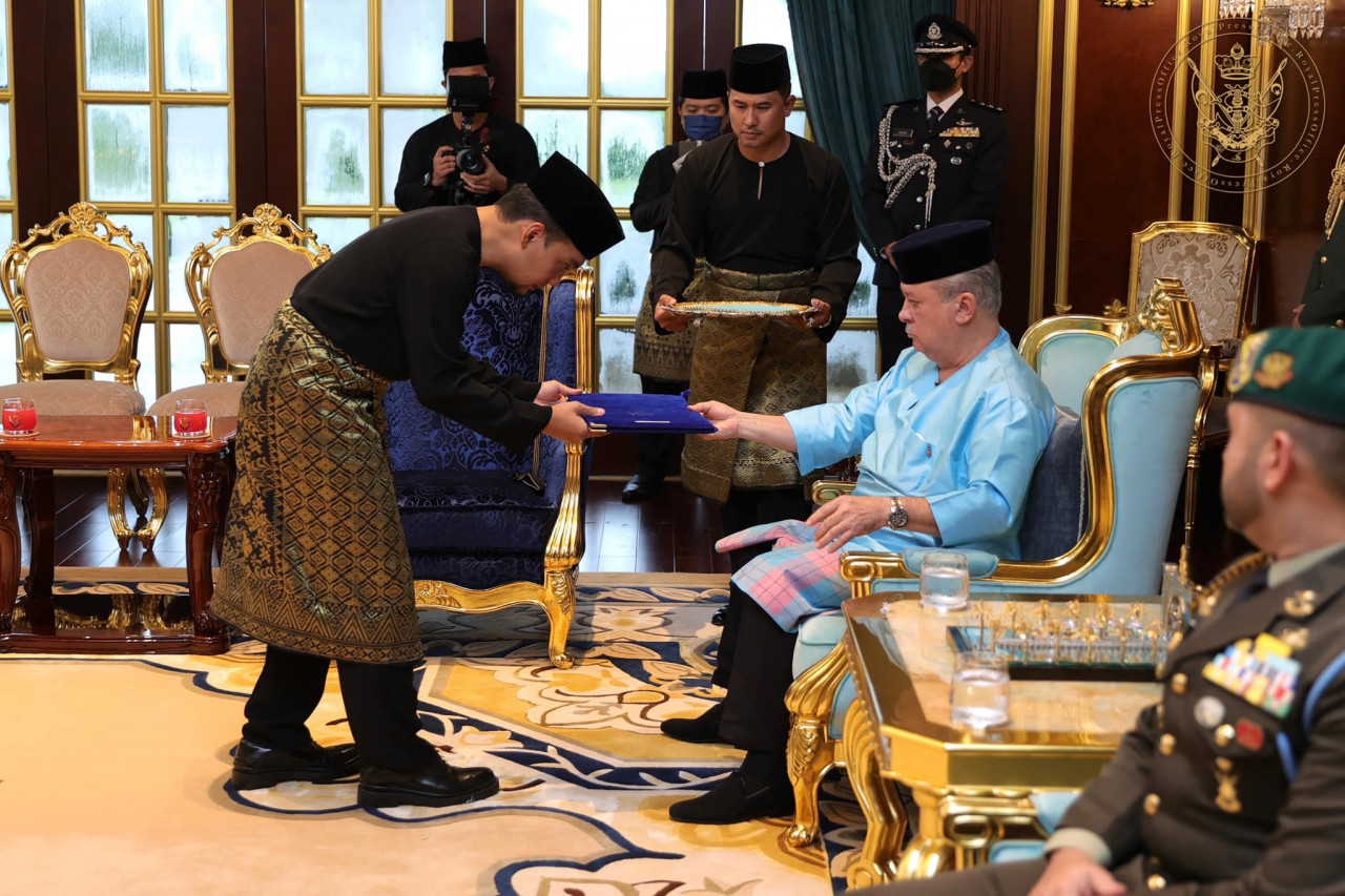 Onn Hafiz mengangkat sumpah di hadapan Sultan Ibrahim Sultan Iskandar di Balai Mengadap Istana Bukit Serene di sini. - Gambar dari Facebook Sultan Ibrahim Sultan Iskandar