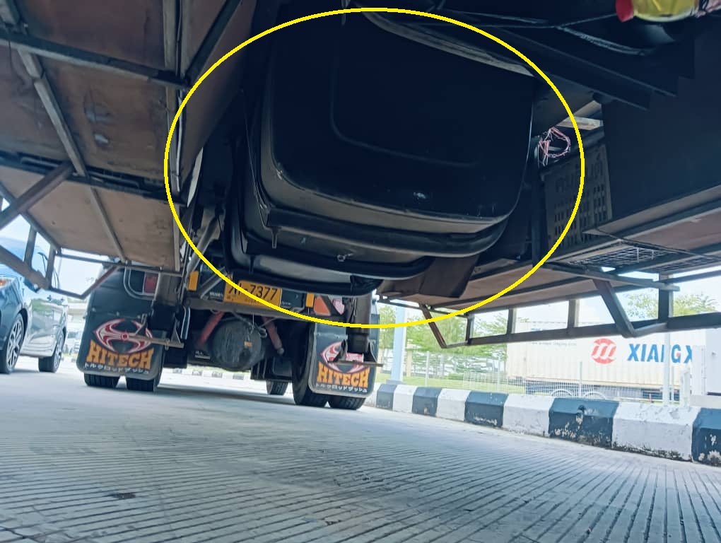Tangki yang tersembunyi di bahagian bawah sebuah treler. – Gambar JPJ