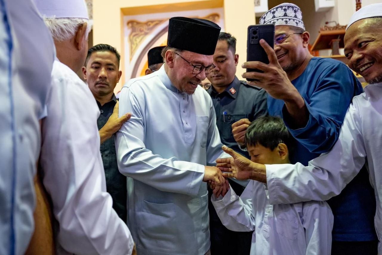 Perdana Menteri (tiga, kiri) dilabel sebagai jahil, sesat dan keliru oleh UAI kerana merujuk Ashabul Kahfi sebagai pengikut agama Nasrani - gambar PMO