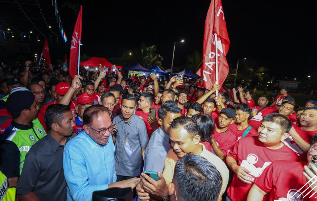 Perdana Menteri dikerumuni orang ramai sewaktu hadir pada Ceramah Mega Perpaduan MADANI Pilihan Raya Kecil (PRK) Parlimen Pulai - gambar BERNAMA