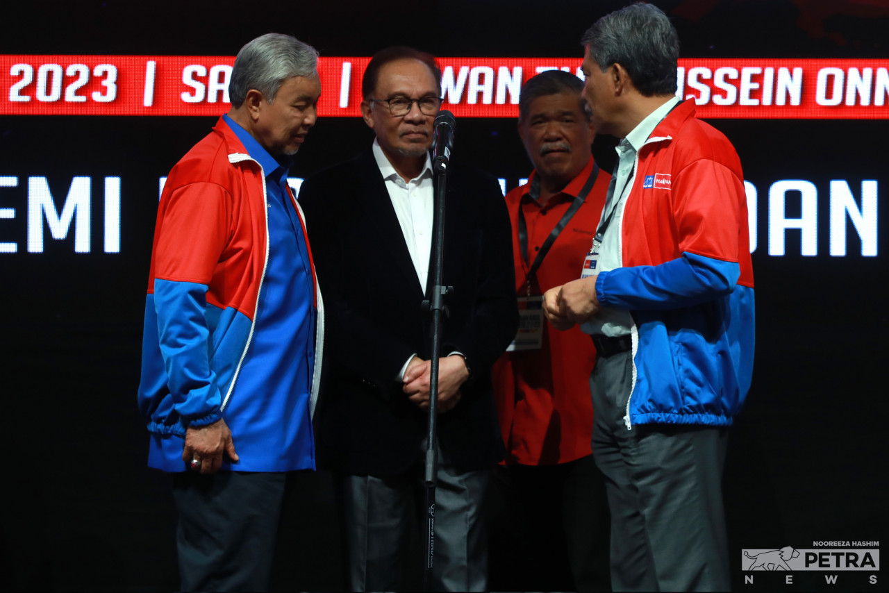 Pengerusi Pakatan Harapan (PH) Datuk Seri Anwar Ibrahim bersama Presiden UMNO, Datuk Ser Dr Ahmad Zahid Hamidi, timbalannya, DatuK Seri Mohamad Hasan dan Presiden AMANAH, Mohamad Sabu, di Pusat Dagangan Dunia, Kuala Lumpur. PH-BH mengekalkan kedudukan di Pulau Pinang, Selangor dan Negeri Sembilan pada PRN 2023. - gambar  Nooreeza Hashim