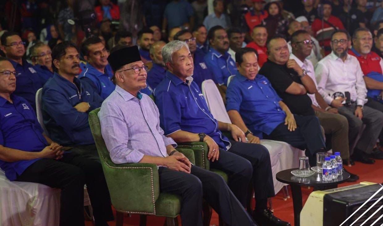 Anwar Ibrahim (kiri) bersama Ahmad Zahid Hamidi (dua kanan) - gambar BERNAMA