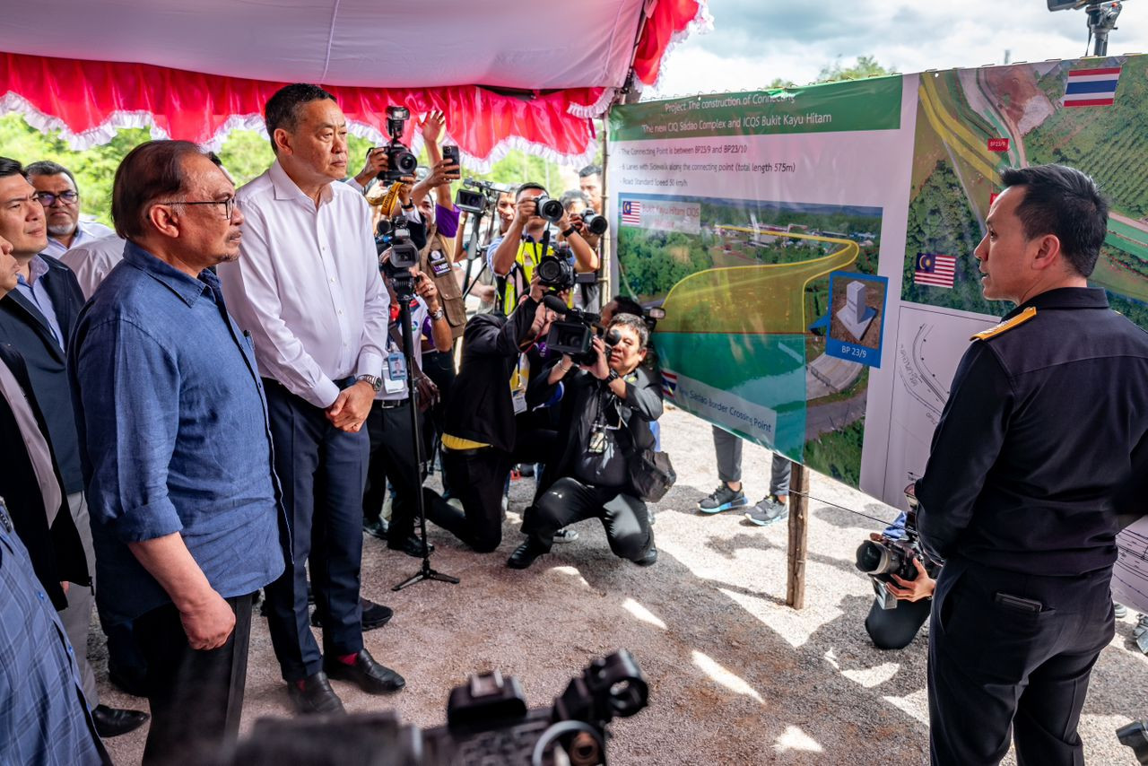 Perdana Menteri mendengar taklimat dalam lawatan ke Sadao hari ini - gambar PMO