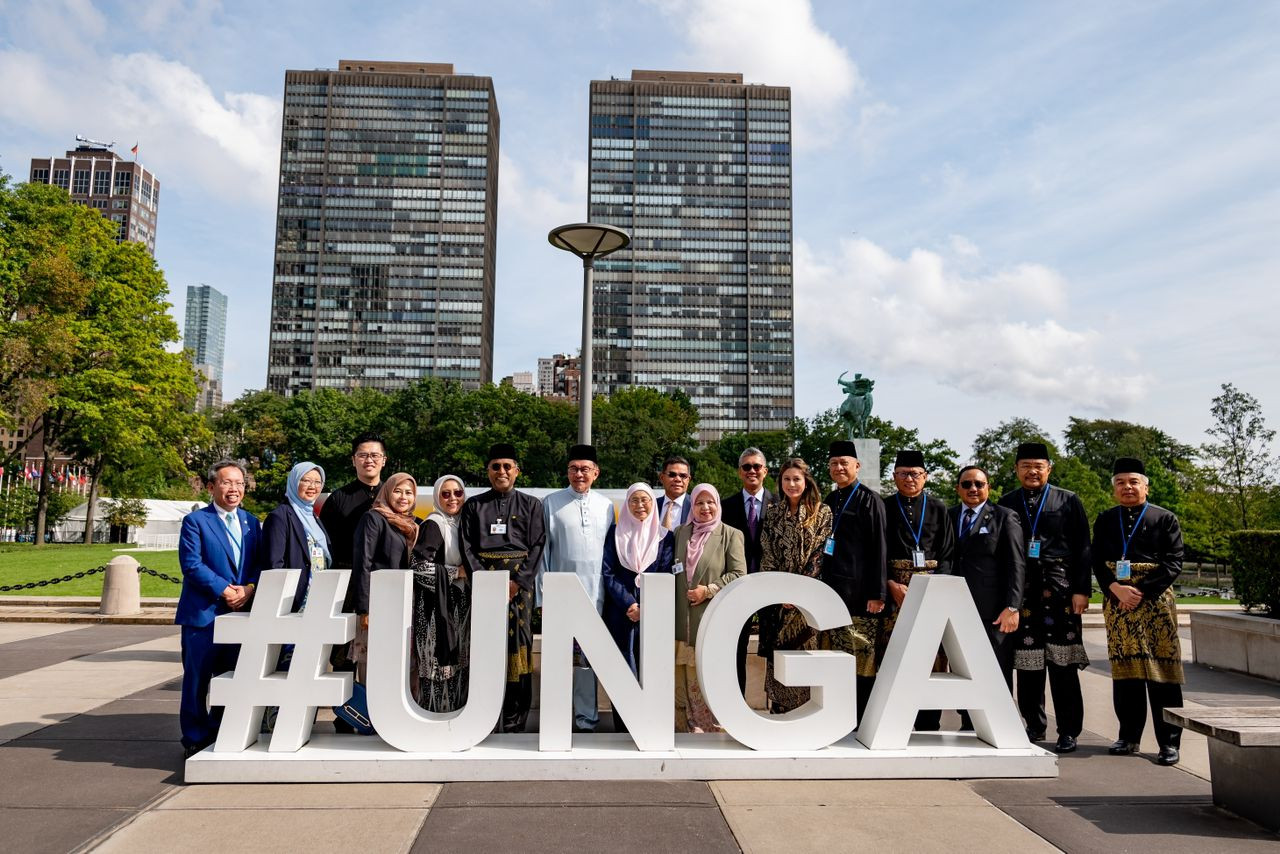 Perdana Menteri dan delegasi Malaysia bergambar sebelum menyampaikan Kenyataan Negara Malaysia - gambar PMO