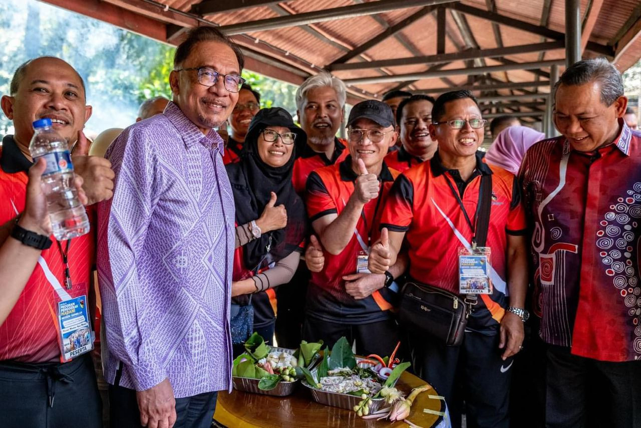 Perdana Menteri bergambar bersama peserta Program Penggerak MADANI Negeri Sembilan - gambar Facebook