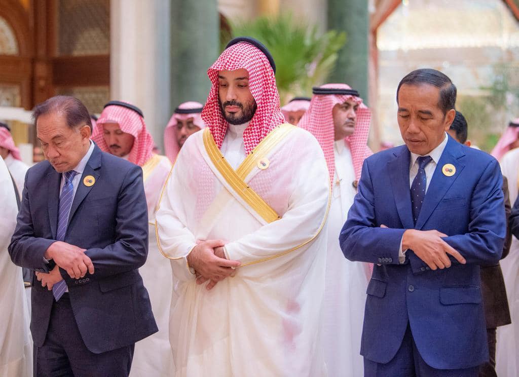Perdana Menteri Datuk Seri Anwar Ibrahim, turut berkongsi dua gambar melalui media sosial, yang memaparkan beliau dan Putera Mahkota Arab Saudi, Putera Mohammed Salman, menunaikan solat Jumaat. Turut serta Presiden Indonesia, Joko Widodo. - gambar Facebook
