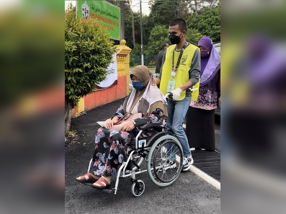 Seorang warga emas hadir ke pusat pengundian di SK Durian Daun, Lendu. - Gambar Aiman Sadiq
