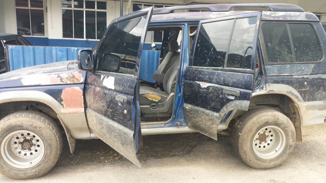 Pajero yang digunakan untuk menyeludup anak anjing berkenaan.