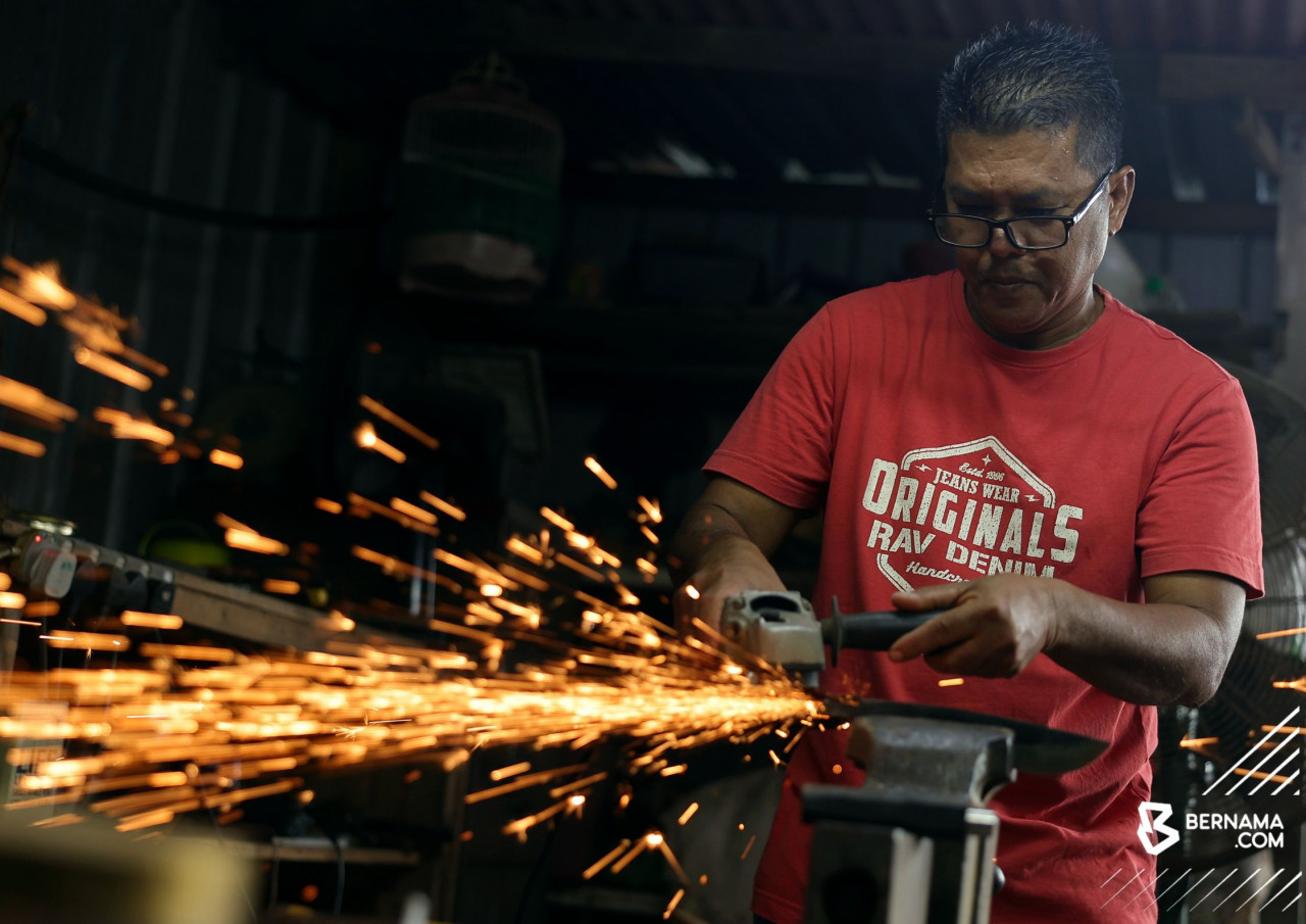 Proses membuat parang bermula dengan memilih besi seperti jenis spring, kulit bearing dan besi ketam yang bermutu tinggi serta tahan lama kerana digunakan untuk pelbagai tujuan termasuk memotong kayu atau melapah daging. - gambar BERNAMA