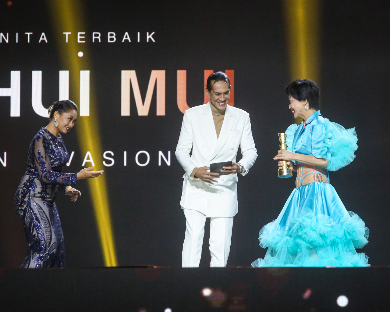 Chui Mui menerima anugerah Pelakon Wanita Terbaik. 