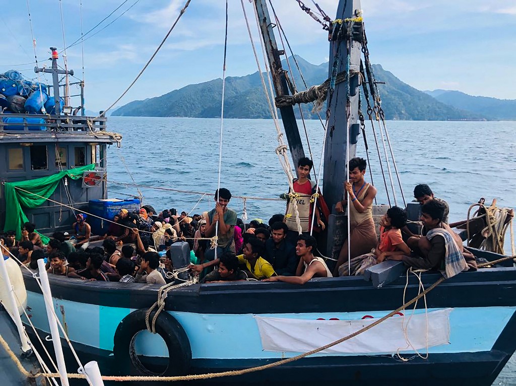 Ahmad Zahid berkata, kehadiran golongan pelarian di negara ini dibenarkan buat sementara atas prinsip dan nilai kemanusiaan, sebelum mereka ditempatkan semula di negara ketiga atau dihantar pulang ke negara asal - Gambar Hiasan