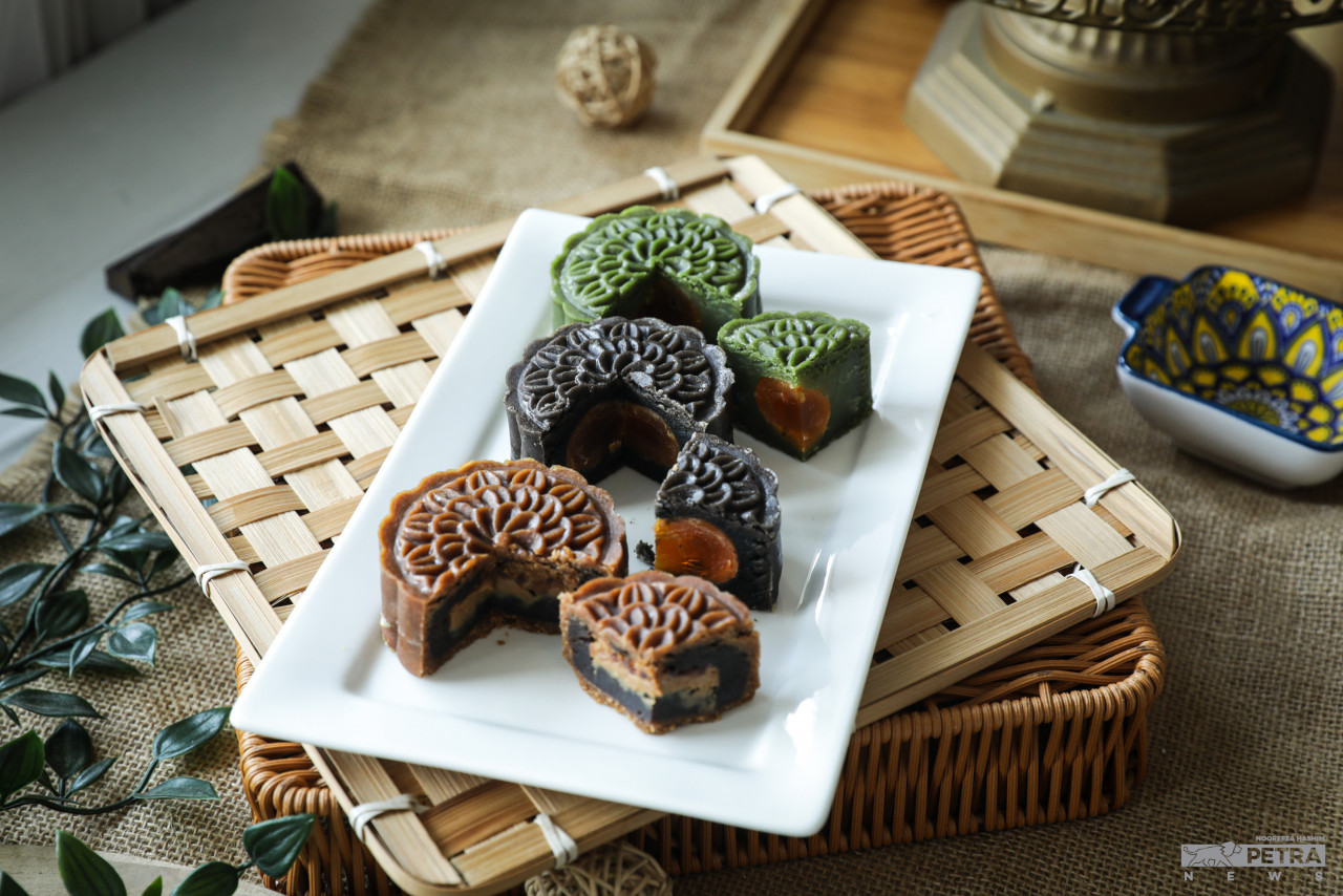 Pelbagai perasa dan inti digunakan Yusran Jandamin sama seperti kuih bulan asli