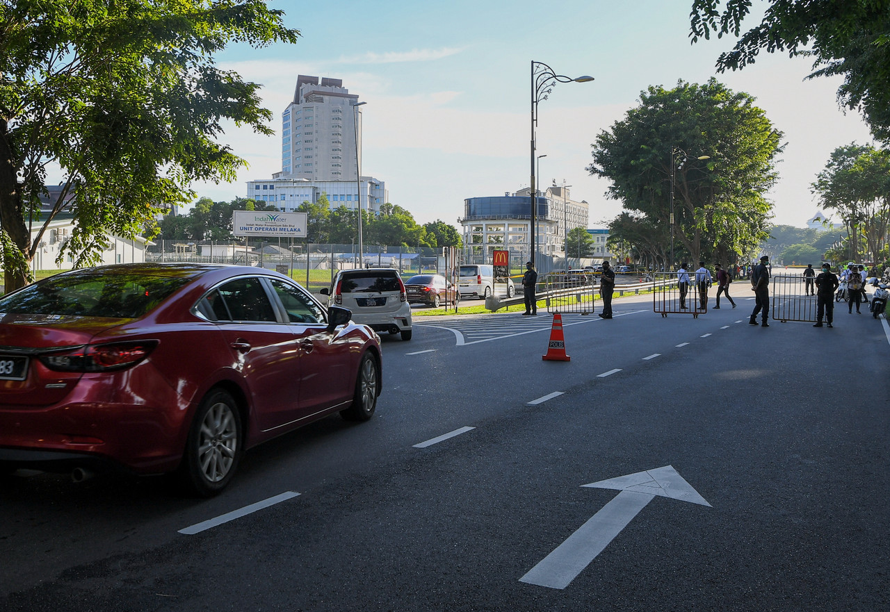 Anggota polis mengawal aliran trafik di sekitar Pusat Penamaan Calon di Dewan Bestari Ayer Keroh hari ini. - Gambar Bernama